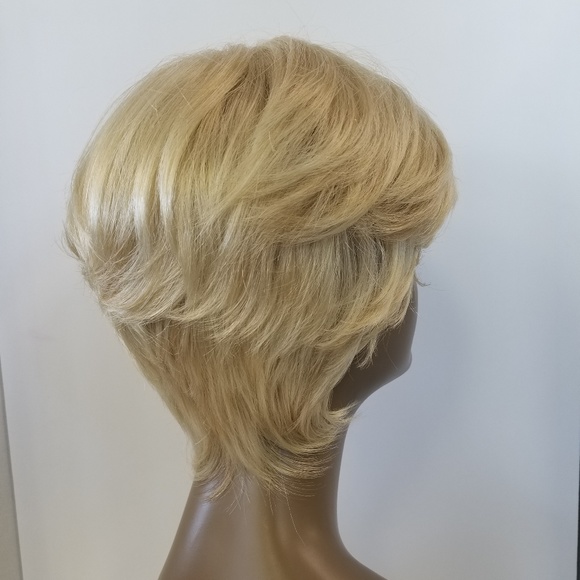 Gorgeous Short Blond Synthetic Wig - Picture 4 of 5